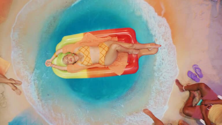 Nova campanha de Natura Tododia afirma que o amor de verão é o amor próprio
