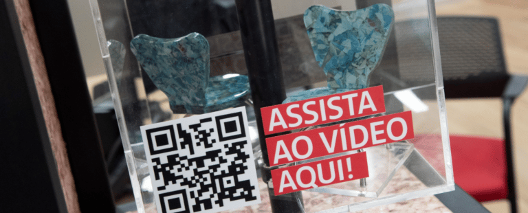 Santander inaugura banco com mobiliário feito de cédulas descartadas