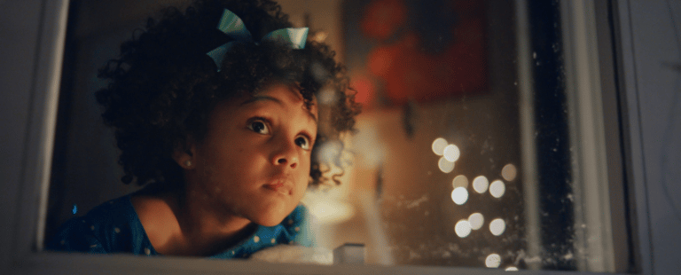 Lacta celebra a magia do primeiro Natal em nova campanha
