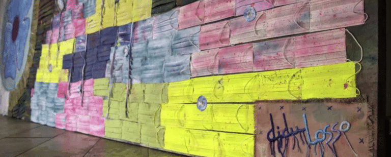 Pfizer ressignifica máscaras e cria monumento da retomada em SP