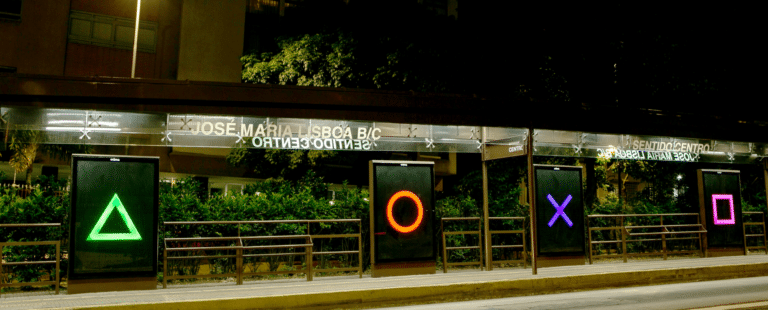Playstation 5 ganha campanha especial nos abrigos de ônibus em SP