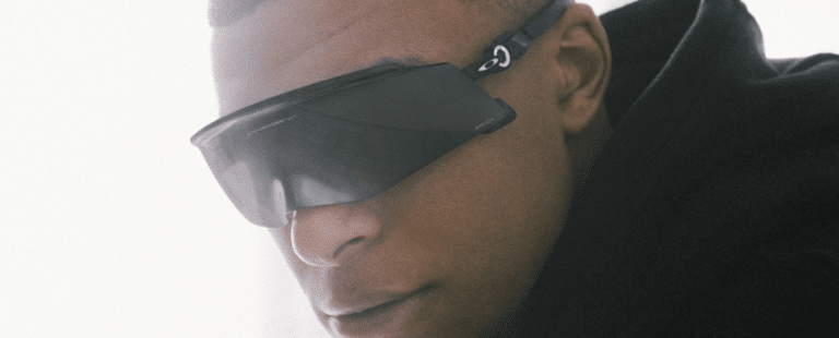 Oakley e Mbappé lançam coleção para inspirar jovens