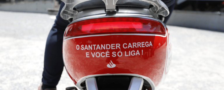 Santander patrocina projeto pioneiro de compartilhamento de motos elétricas em São Paulo