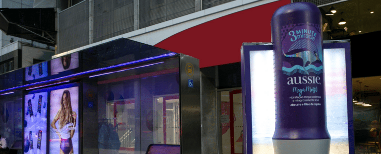 Linha Aussie faz ação sensorial em abrigo de ônibus