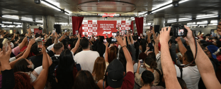 Budweiser convida Xamã para pocket show na estação Sé do Metrô