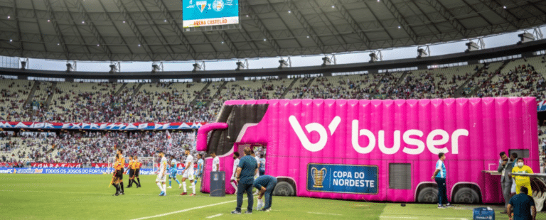 Buser leva túnel em forma de ônibus aos estádios e agita entrada dos jogadores da Copa do Nordeste