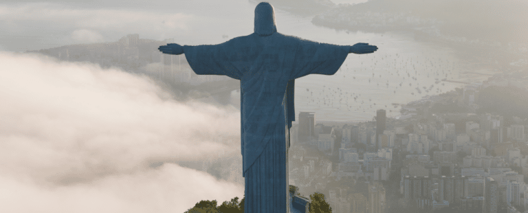 Cristo Redentor, braços abertos sobre a Guanabara aos 90 anos de idade