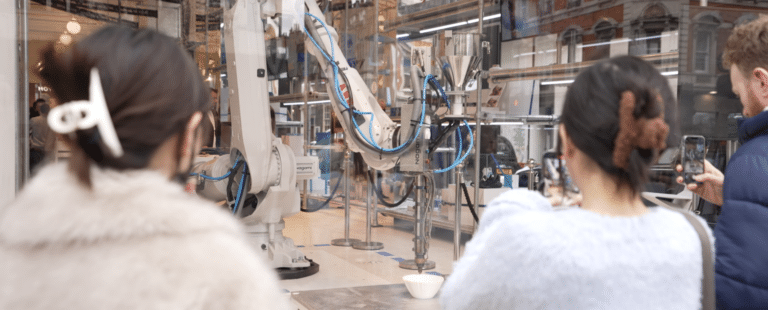 Vitrine da Selfridges de Londres exibe o futuro papel da robótica no ponto de consumo