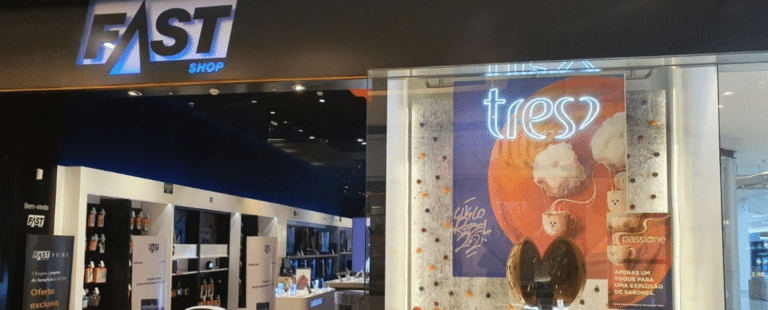 Fast Shop e 3corações criam vitrine com intervenção artística para a Páscoa