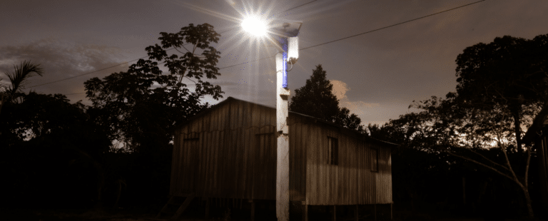 Audi e Litro de Luz instalam postes e lampiões solares em comunidades da Amazônia