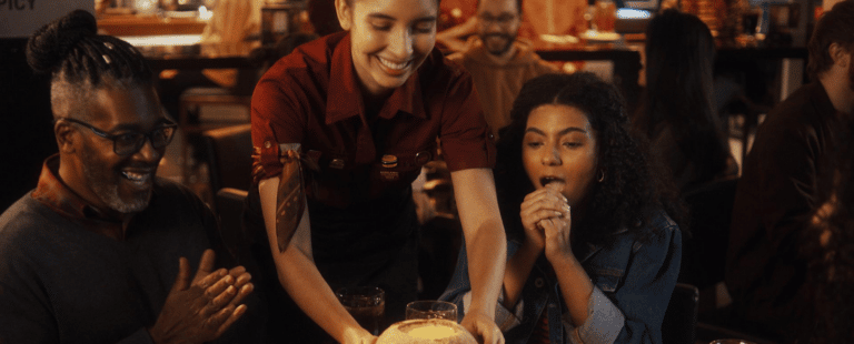 Outback lança campanha “Menos ‘bora marcar’ e mais Fondue Outback”
