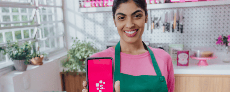Serasa convida Juliano Floss, Clara Garcia e Amanda Araujo para campanha musical no TikTok