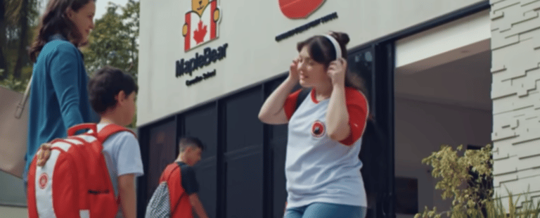 Maple Bear lança campanha com alunos reais