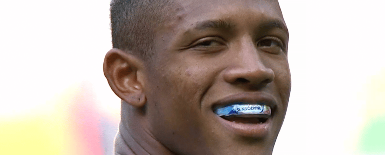 Sensodyne transforma protetores bucais em anúncio no jogo do Palmeiras