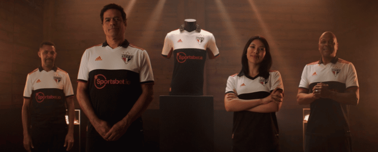 São Paulo Futebol Clube recria clima do Mundial de Clubes de 92 para lançar nova camisa