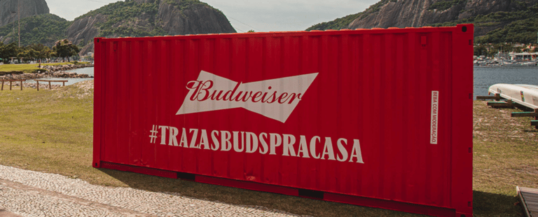 Rio de Janeiro amanhece com contêiner de Budweiser na enseada de Botafogo