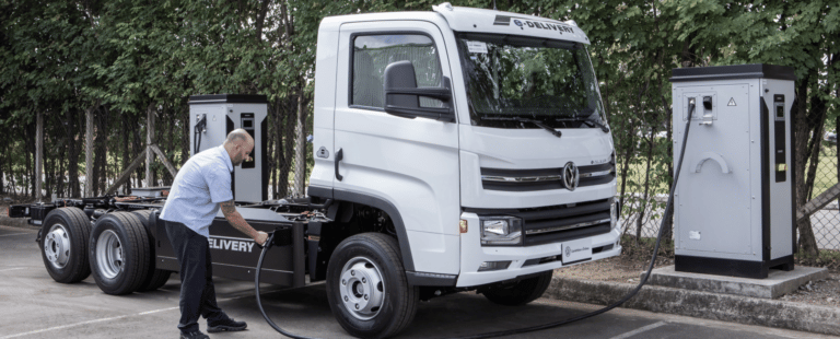 Volkswagen e Brasol ofertam carregador e energia solar para clientes de caminhão elétrico e-Delivery
