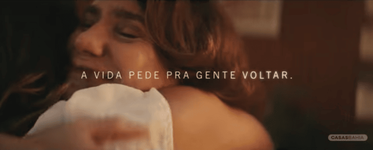 Casas Bahia retrata reconciliação entre familiares em nova campanha de Natal