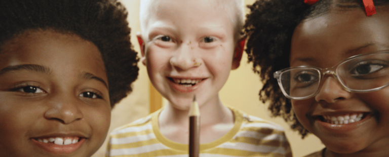 Cor de Quem? Nova campanha da Faber-Castell explora diversidade de tons de pele para promover representatividade racial