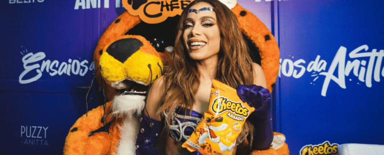 Cheetos® brinca com os dedos sujos após comer salgadinho em nova campanha de carnaval