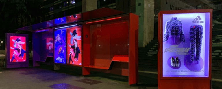 Adidas monta vitrine OOH para lançamento de linha Sportswear