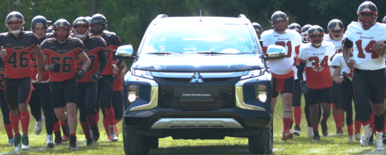Picape da Mitsubishi entra em campo para uma partida de futebol americano junto com o time Six Spartans