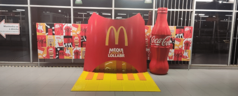 McDonald’s coloca o público para tocar piano com os pés na estação Pinheiros na capital paulista