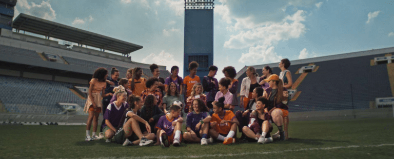 Bmg apresenta cartão futebol feminino e mostra desafios enfrentados pelas atletas em nova campanha