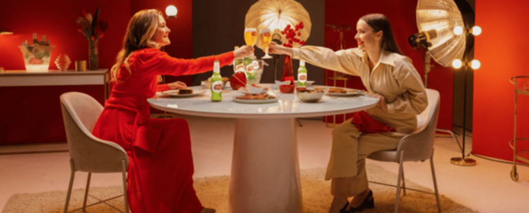 Stella Artois promove reencontro entre as atrizes Adriana Esteves e Débora Falabella