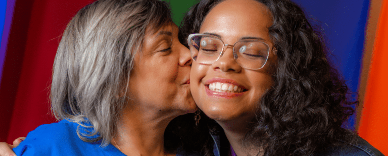 Casas Bahia celebra o orgulho LGBTQIAP+ em campanha estrelada por colaboradores