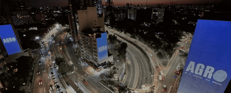 New Holland lança campanha “Agro, a digital do Brasil” com vídeo projeções em prédios de SP