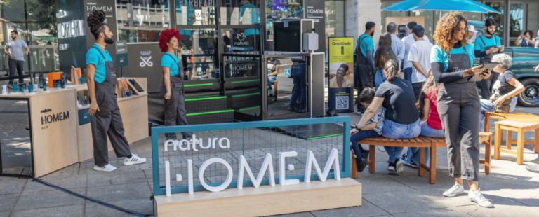 Natura e Philips levam barbearia móvel por SP para o Dia dos Pais