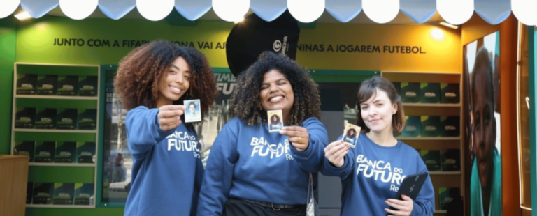 Rexona transforma público em figurinhas de futebol em ativação em SP