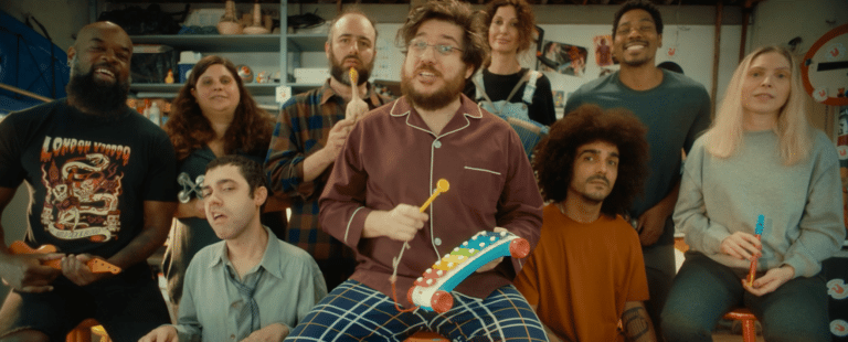 Popeyes® brinca com pais que não aguentam mais ouvir a música da galinha e cria Galinha Fritadinha