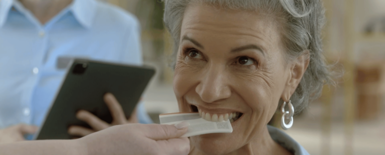 Swile satiriza a oferta limitada dos tradicionais vale-benefícios da concorrência em nova campanha