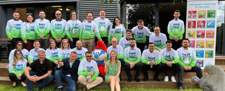 Sicredi e Smurfs renovam parceria pelo desenvolvimento sustentável