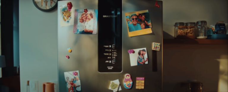 Brastemp volta à mídia e mostra conexão emocional com geladeira em nova campanha