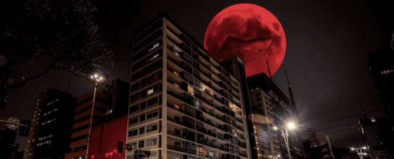 Budweiser sobe super lua vermelha inspirada no The Weeknd no céu de SP