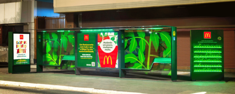 McDonald’s instala OOH com 6 mil mudas de tomates cerejas para o público levar para casa