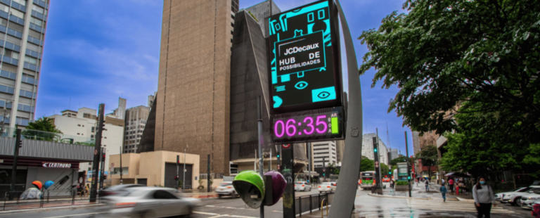 Relógios de rua de São Paulo ganham dígitos rosas em ação do Outubro Rosa da JCDecaux