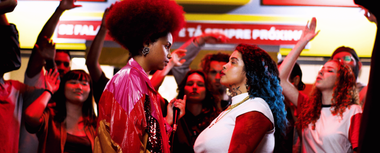 OXXO traz batalha de rappers para reforçar a proximidade e manter sua identidade de marca pop em nova campanha