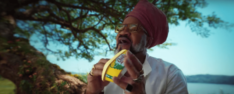 Qualy celebra o marco de 12 mil toneladas de plástico reciclado com embalagem comemorativa e campanha com Carlinhos Brown