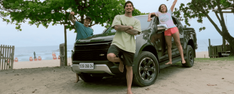 Chevrolet S10 lança campanha filmada com iPhone 14 com os surfistas Sophia e Gabriel Medina e Fernando Junior