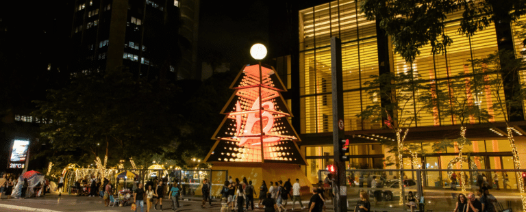 Bauducco® instala árvore de Natal LED gigante de 13 metros de altura na av. Paulista