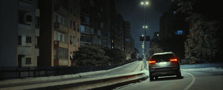 Chevrolet Bolt EUV desafia o silêncio noturno no Minhocão, em São Paulo