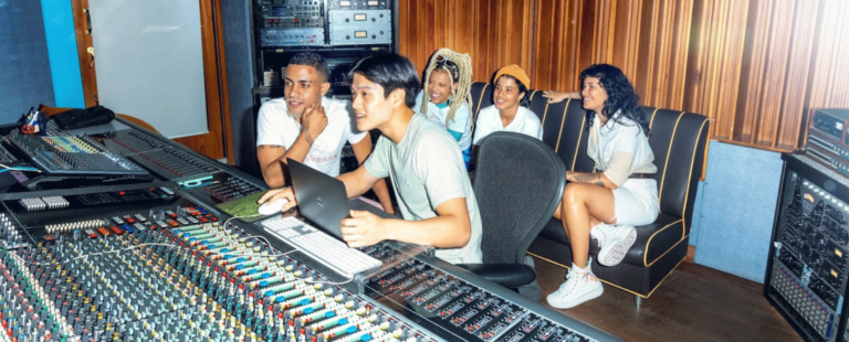 Criatividade brasileira inspira campanha e ação de Carnaval da Converse