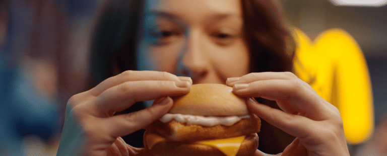 Embalado pela emoção de Fabio Jr. cantando “Borbulhas de Amor”, McDonald’s abre vendas do McFish nos restaurantes de todo o Brasil