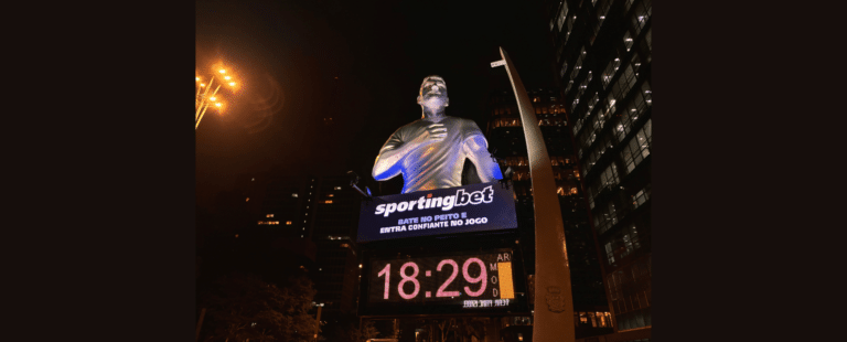 Sportingbet leva o espírito de bater no peito para Paulista em OOH especial criado por DPZ e JCDecaux