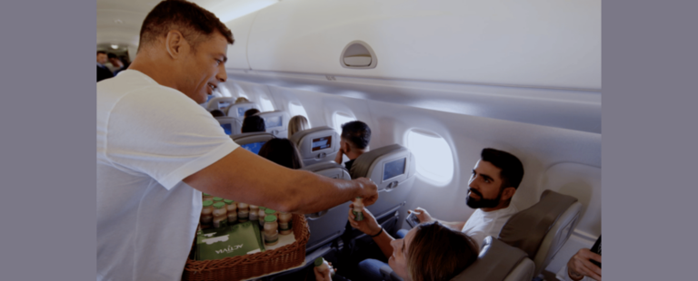 Cauã Reymond distribui Activia Leite Fermentado em voo comercial