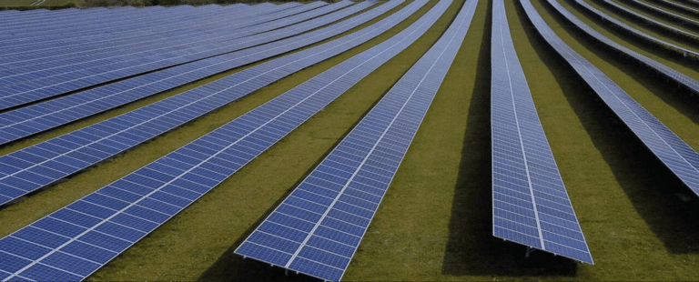 Grandes usinas solares atingem 14 gigawatts e igualam capacidade da hidrelétrica de Itaipú, informa ABSOLAR
